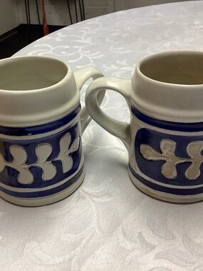Williamsburg mugs set of two vintage